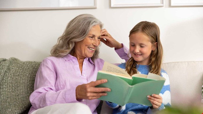 Kvinna läser bok med barn