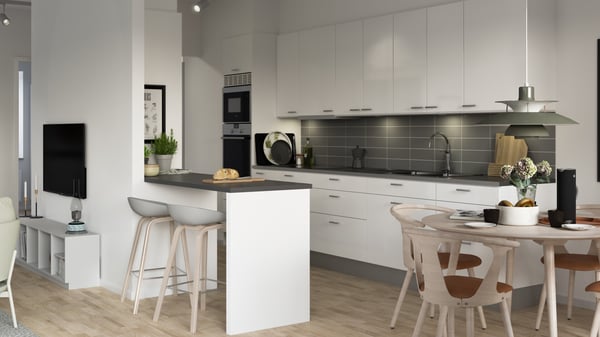 Lägenhet med öppen planlösning, vitt kök, köksö och matplats