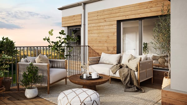 Möblerad balkong med soffgrupp, soffbord och växter vid en modern lägenhet