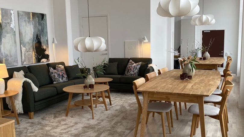 Gemensamhetslokal med matbord och soffgrupper