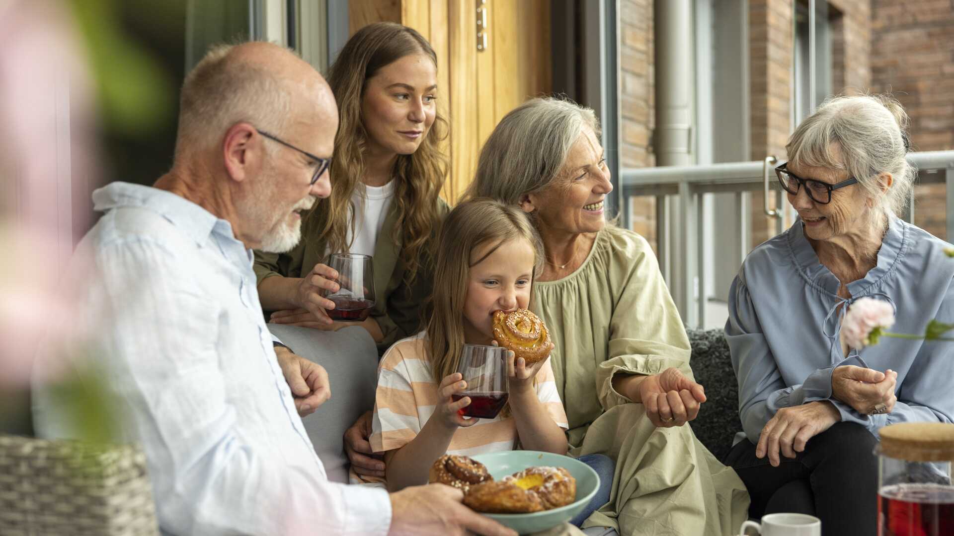 Familj fikar på balkongen