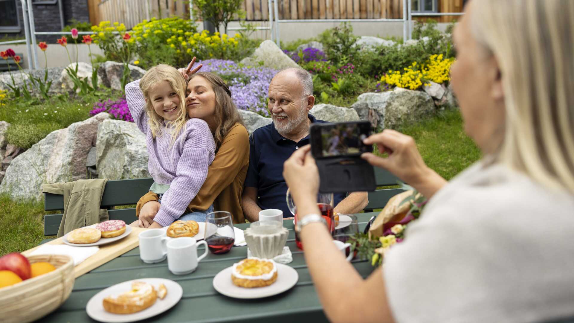 Familj fikar på innergård