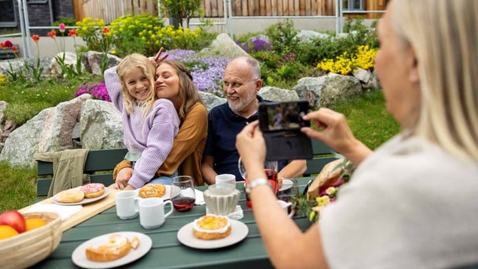 Familj fikar på innergård