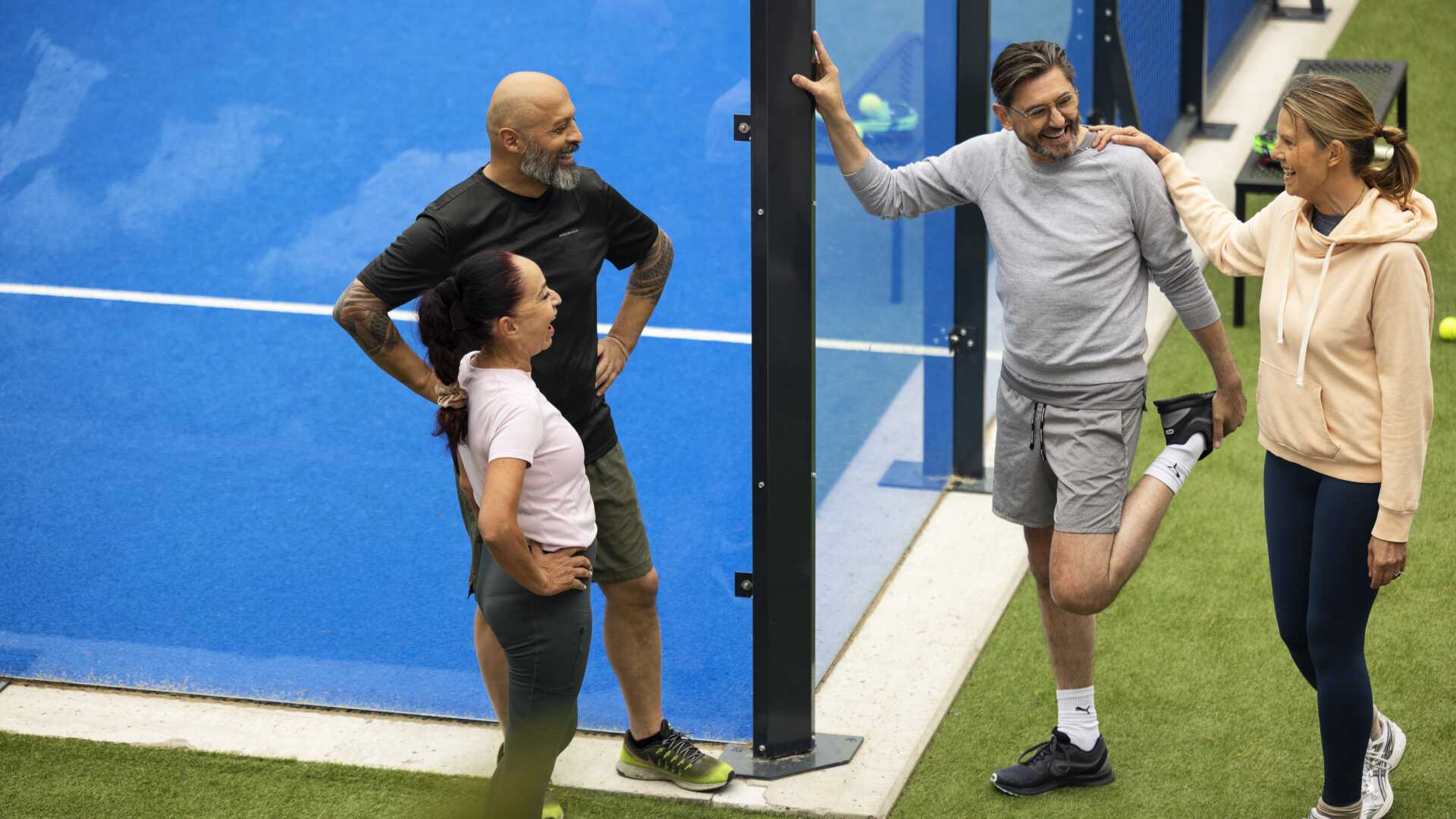 Grannar spelar padel tillsammans