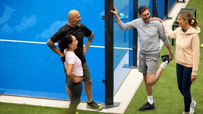 Grannar spelar padel tillsammans