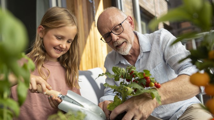 Plantering på balkong med barnbarn
