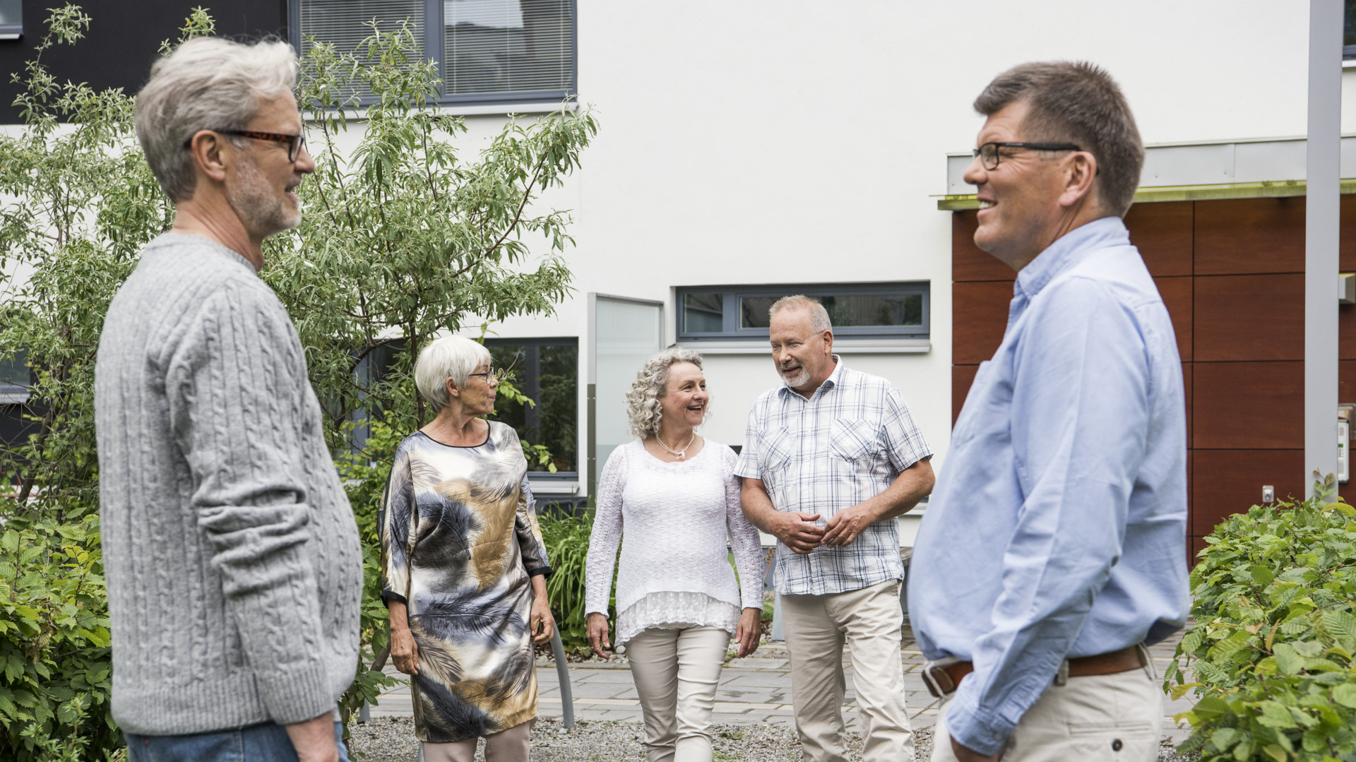 Seniorer på innergård