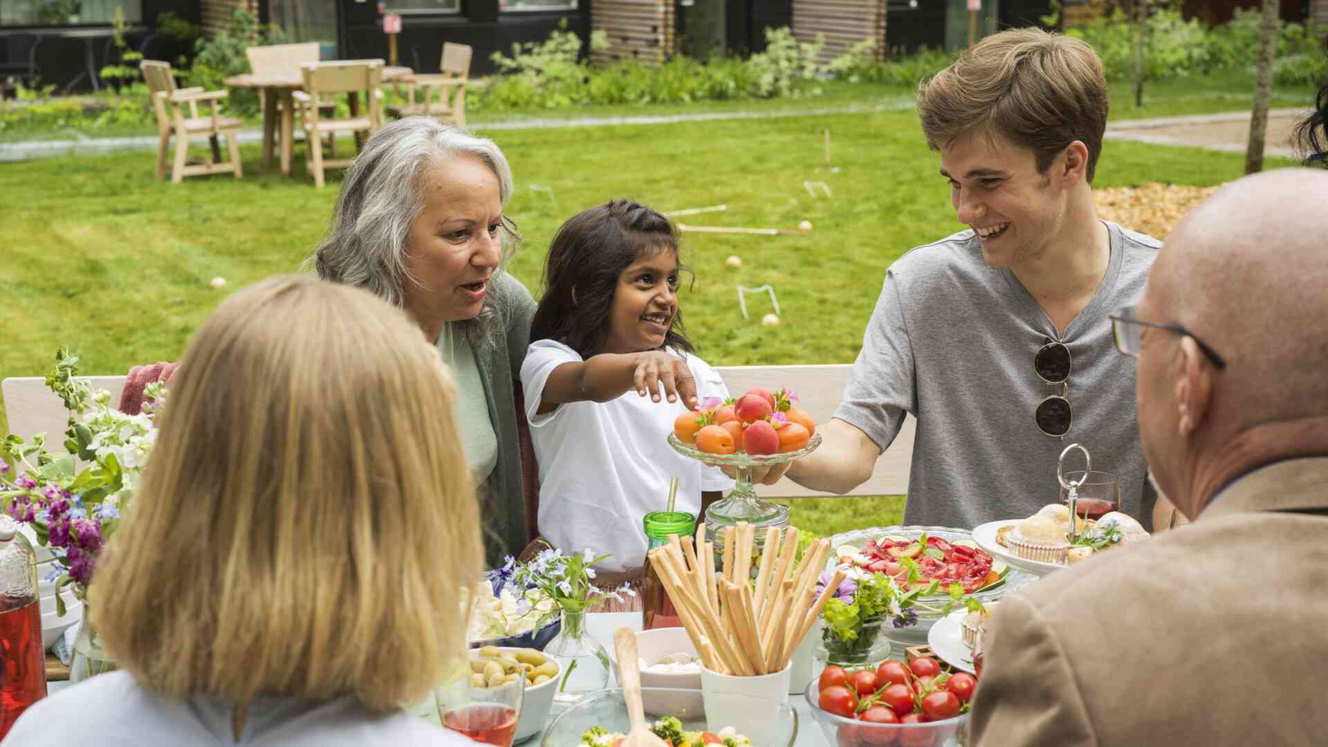 Familjelunch på gården