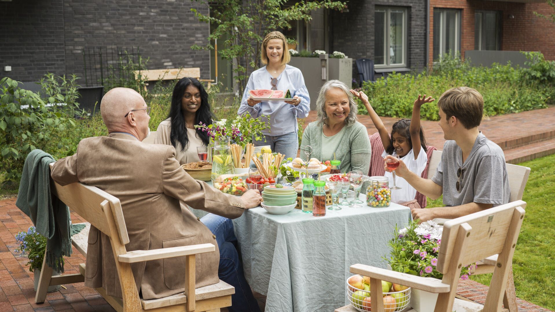 Sommarmåltid på innergård