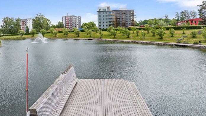 Utsikt mot huset från brygga